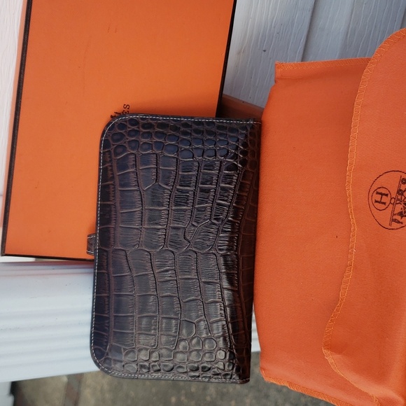 Hermes Brown alligator leather wallet.  Excellent condition. - Picture 7 of 8